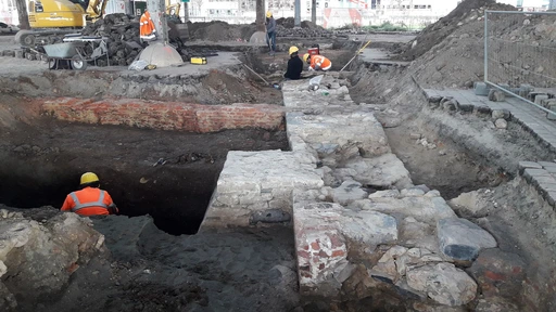 Archeologen leggen de burchtmuur bloot